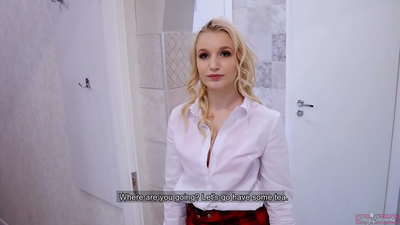 د کالج ځوانه نجلۍ د خپل هلک ملګري سره د خپل ملګري سره دوکه کوي | د هغې بلی دننه POV او کم!